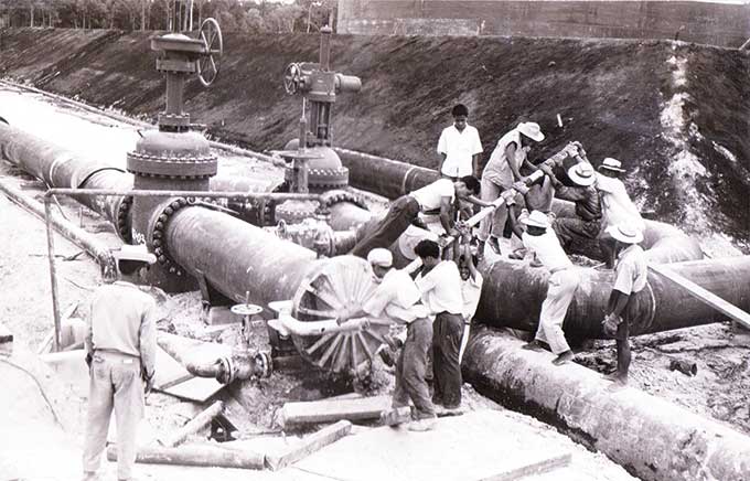 Pembangunan pipa minyak Duri-Dumai tahun 1958.(DOK. CHEVRON FOR RIAUPOS.CO)