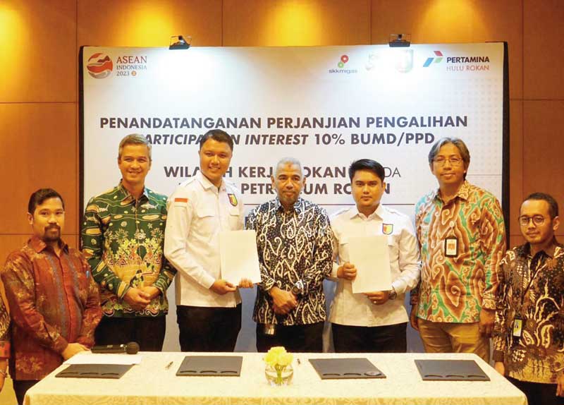 Direktur Utama PHR yang juga menjabat sebagai Direktur PHE Kampar Chalid Said Salim bersama Direktur RPR Ferry Andriadi dan Direktur RPK Pebriansyah Putra menunjukkan dokumen perjanjian Pengalihan dan Pengelolaan 10 persen Participating Interest (PI) WK R