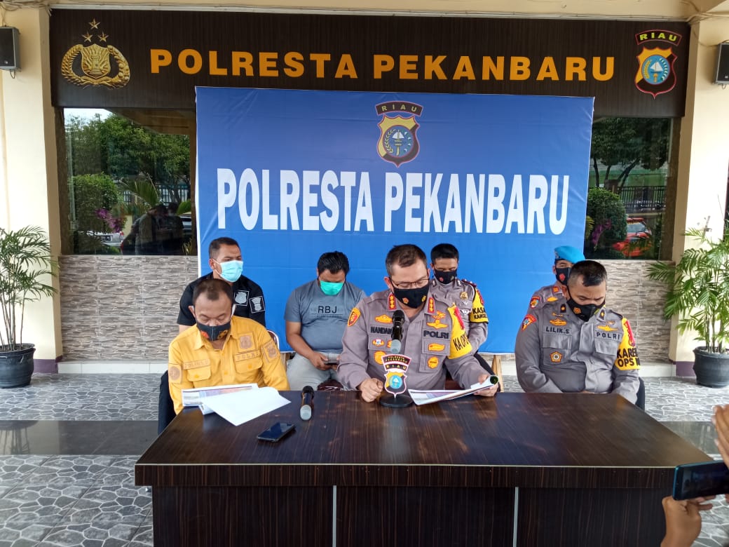 Kapolresta Pekanbaru Kombespol Nandang Muâ€™min Wijaya (depan tengah) saat melakukan pers release tahunan, Rabu (30/12/2020).(BAYU SAPUTRA/RIAUPOS.CO)