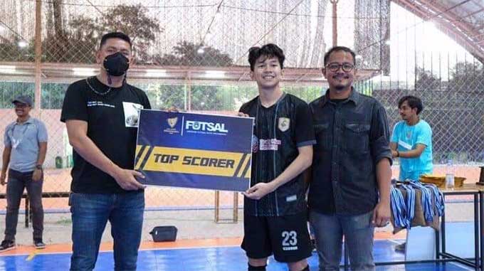 Foto bersama Steven, top score Liga Futsal Pekanbaru Asosiasi Futsal Kota di lapangan Futsal Aero Sport Jalan Kaharuddin Nasution Pekanbaru, Ahad (28/11/2021).