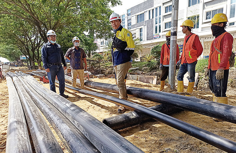 Manajer PT PLN UPPJ Riau & Kepri Eriza Mulhadi (kiri) meninjau pekerjaan pemasangan kabel PLN 150 KV GIS Pekanbaru-Gardu Induk (GI) Garuda Sakti di Jalan Air Hitam, Kamis (25/6/2020).(DOFI ISKANDAR/RIAUPOS.CO)