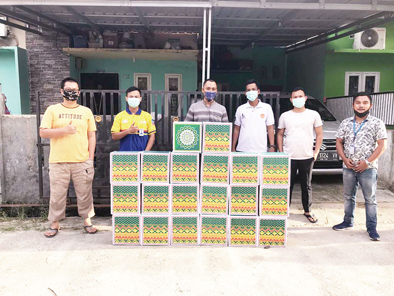 Indomaret menyerahkan bantuan sembako pada warga yang terdampak Covid-19 ke warga Perumahan Mandala Garden, Sabtu (2/5/2020). (Indomaret for Riau Pos)