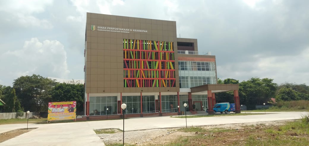 Bangunan Pustaka Daerah Kabupaten Kuansing tepat berdiri di Jalan Abdoer Rauf Sungai Jering Kecamatan Kuantan Tengah.