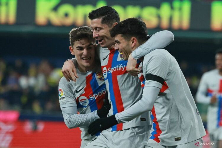 Pemain Barcelona Pedri (kiri), Robert Lewandowski (tengah), dan Gavi (kanan) merayakan gol yang tercipta ke gawang Villarreal pada pertandingan Liga Spanyol di Estadio de la Ceramica, Villarreal, Senin (13/2/2023) dini hari WIB.