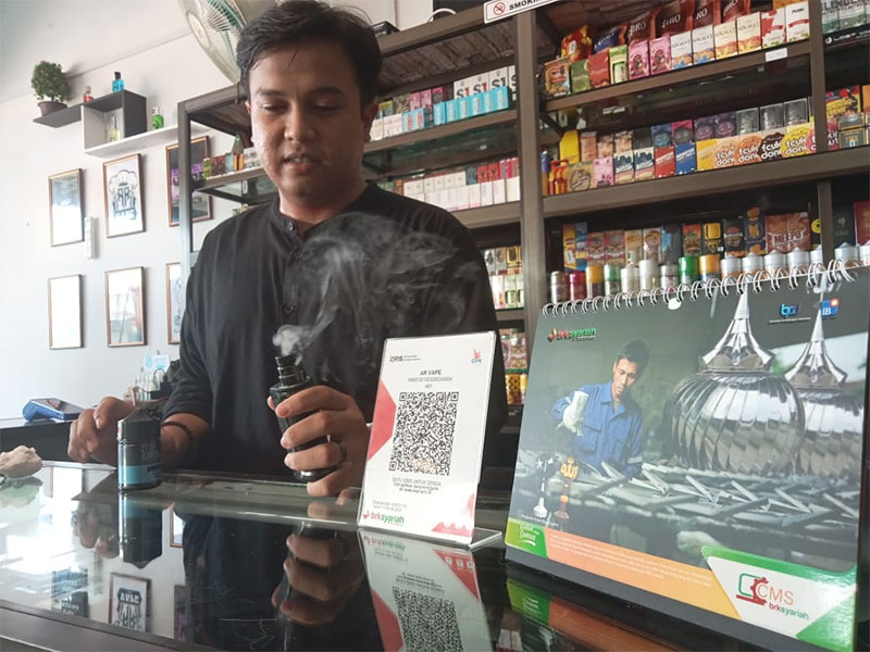 Adit, owner AR Vape Batam memperlihatkan isi ulang vape di toko miliknya.