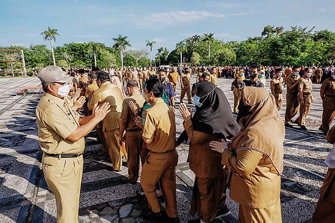 Bupati Siak Alfedri bermaaf-maafan dengan para ASN dan honorer di lapangan Kantor Bupati usai apel, Senin (9/5/2022).