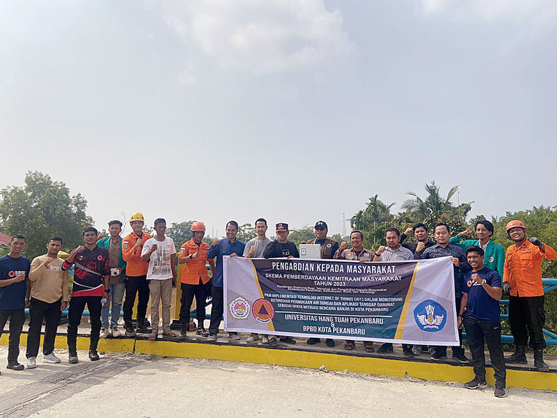 Tim dosen UHTP foto bersama dengan BPBD Kota Pekanbaru di sela-sela PKM, baru-baru ini.