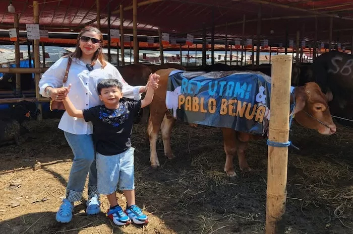 Artis Rey Utami berpose di depan hewan kurbannya jelang Idul Adha.