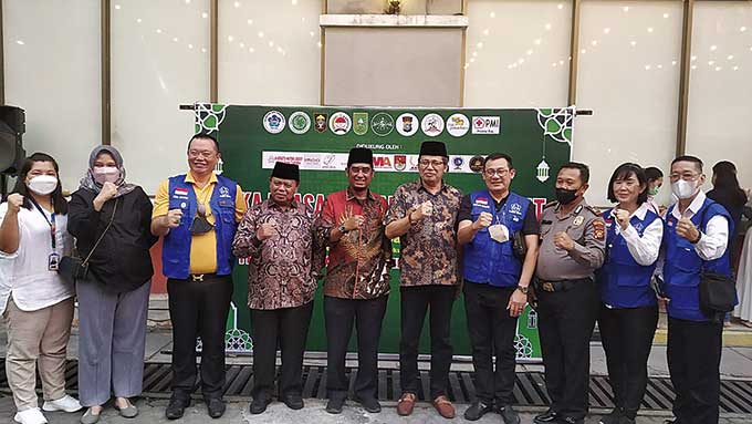 Para penyelenggara foto bersama di sela-sela acara buka puasa bersama yang diadakan di halaman parkir Mal Pekanbaru,Â  Rabu (13/4/2022).