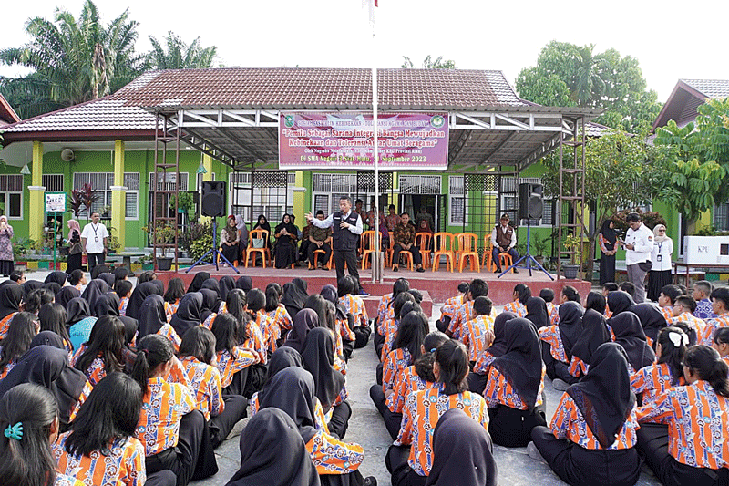 Ratusan siswa kelas XII SMA Negeri Siak Hulu mengikuti sosialisasi dan pendidikan pemilih Pemilu 2024 di Lapangan SMAN 3 Siak Hulu, Kabupaten Kampar, Kamis (21/9/2023).