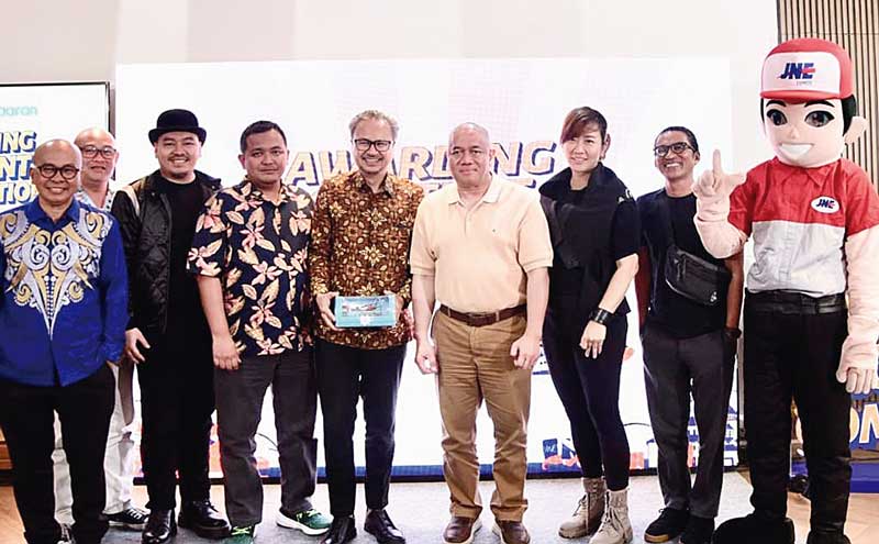 Manajemen JNE foto bersama usai melaksanakan Awarding Content Competition 2023 yang dilaksanakan di Rumah Wijaya Deep Space, Melawai, Jakarta Selatan, belum lama ini.
