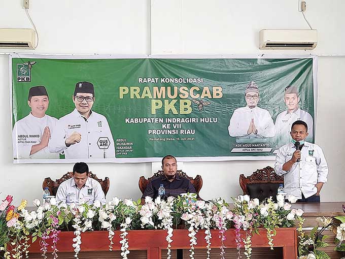 Dodi Irawan SHI (berdiri) menyampaikan sambutannya setelah diusulkan sebagai Ketua DPC PKB Kabupaten Inhu pada pra-Muscam VII, Kamis (15/7/2021).
