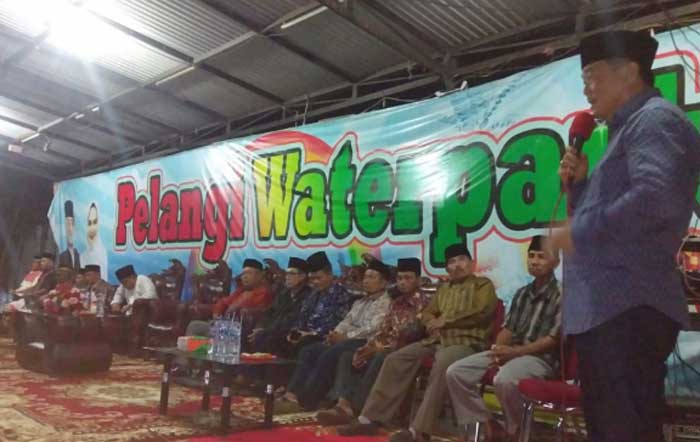 Wabup H Halim bersilaturahmi dengan datuk penghulu, tokoh adat, tokoh masyarakat, Senin (20/7/2020) malam di Pelangi Water Park. (DESRIANDI CHANDRA/RIAUPOS.CO)