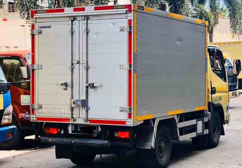 Ada beberapa kendaraan barang yang harus menggunakan stiker pemantul cahaya. (ISTIMEWA)