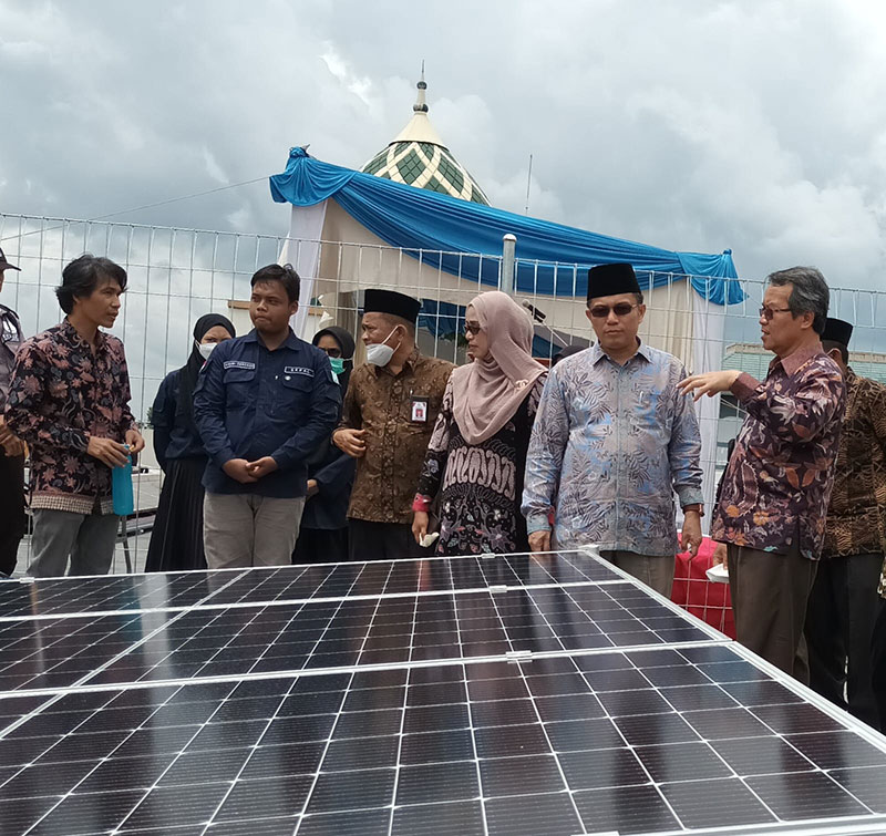 Dr Kunaifi (kiri) dan Rektor UIN Suska Riau Prof Dr Khairunnas, melihat panel solar PLTS mini yang dipasang untuk Gedung Labor FST UIN Suska Riau, baru-baru ini.