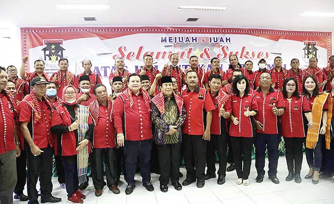 Bupati Rohul H Sukiman foto bersama dengan Ketum HMKI Pusat Minola Sebayang SH MH usai menghadiri pelantikan pengurus DPC HMKI Rohul di Hotel Sapadia Pasirpengaraian, Sabtu (24/9/2022) siang.