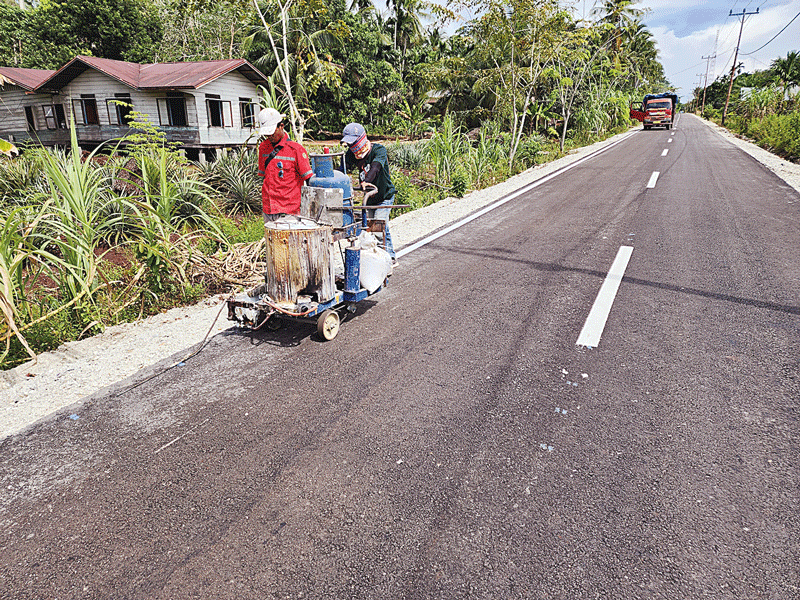 Petugas saat melakukan pengecaÂ­tanÂ marka JalanÂ Tanjung Samak menuju Desa Repan, Kepulauan Meranti melalui anggaran DAK Pusat, belum lama ini.