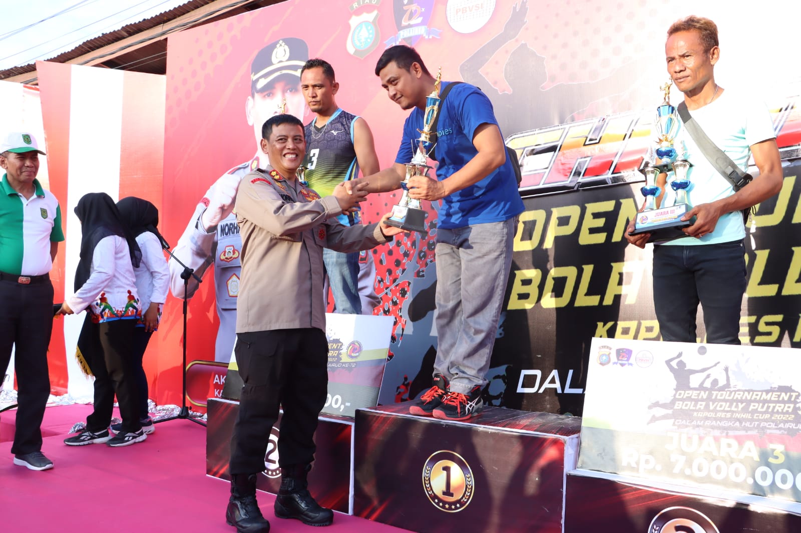 Kapolres Inhil AKBP Norhayat, menyerahkan piala kepada pemenang tournamen Bola Voli Kapolres Inhil Cup 2022.