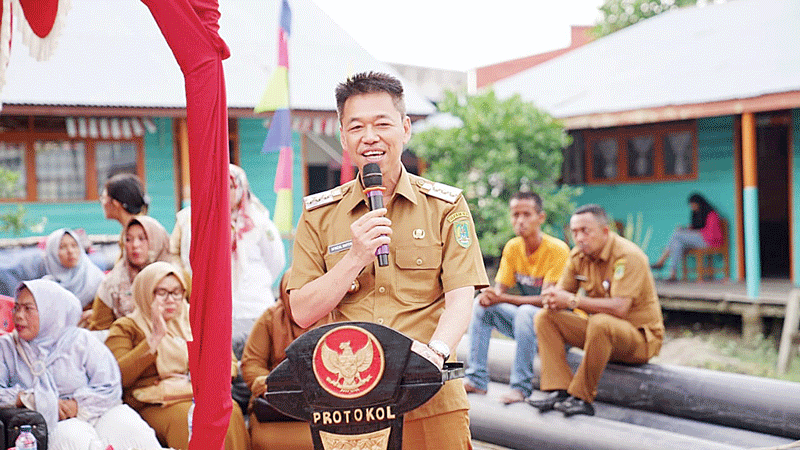 Bupati Rohil Afrizal Sintong SIP MSi menyampaikan sambutan pada peletakan batu pertama pembangunan gedung ruangan belajar dan majelis guru di dua sekolah di Kecamatan Sinaboi, Senin (18/9/2023).