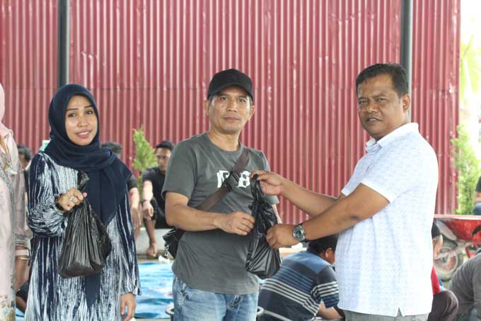 Direktur RSD Madani dr Arnaldo Eka Putra SpPD memberikan secara simbolis daging kurban kepada salah satu pegawai rumah sakit dalam momen perayaan Iduladha 1444 H, Sabtu (1/7/2023).