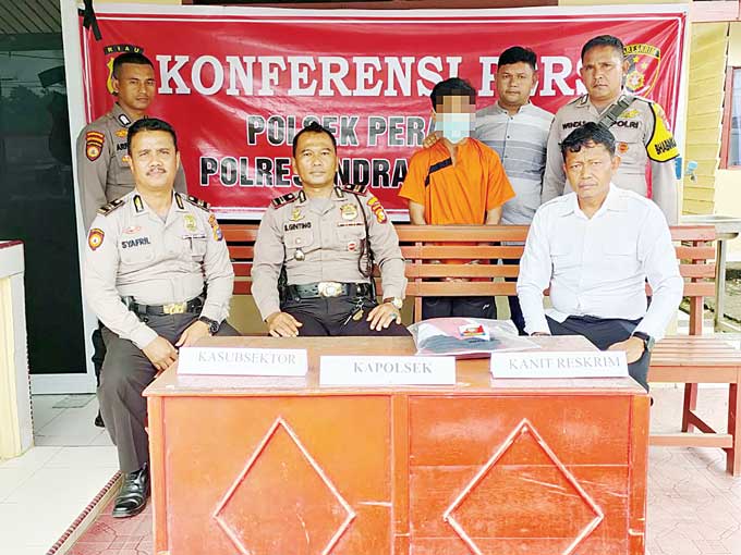 Kapolsek Peranap Iptu Bahagia Ginting SH (dua kiri) didampingi anggota saat memberikan keterangan pers terkait kasus pencabulan anak di bawah umur, Senin (20/2/2023).