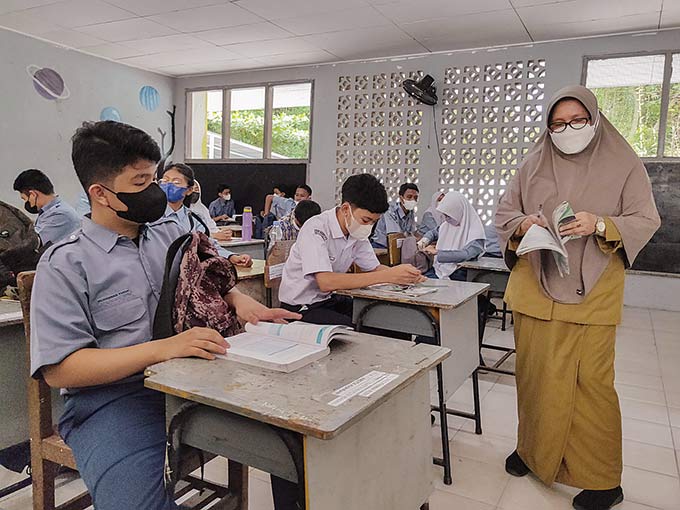 Pelajar dan guru di SMPN 3 Pekanbaru melakukan proses pembelajaran tatap muka (PTM) 100 persen, beberapa waktu lalu. Dinas Pendidikan Pekanbaru berencana menggunakan apliÂ­kasi PeduliLindungi di sekolah tingkat SMP.