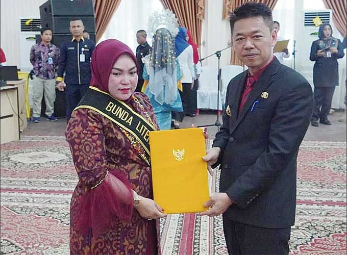 Bupati Rohil Afrizal Sintong SIP dan Sanimar SPd  foto bersama sambil memegang surat keputusan tentang pengangkatan Bunda Literasi/Bunda Baca Kabupaten Rohil di Gedung Pertemuan H Misran Rais di Bagansiapiapi, Rabu (14/9/2022).