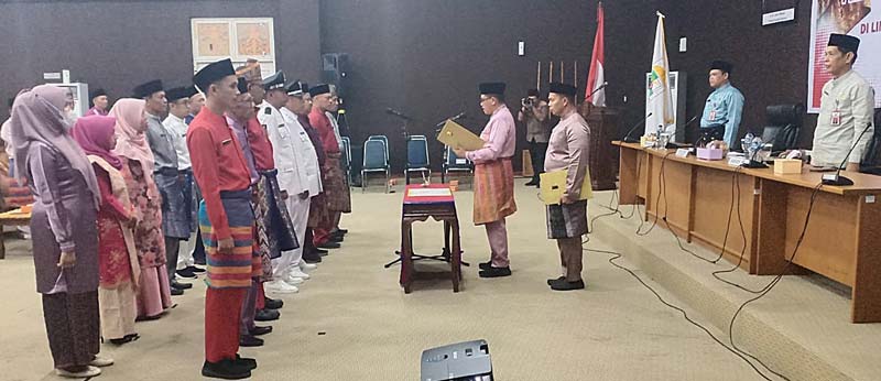 Pj Sekdakab Pelalawan H Abdul Karim MSi mengambil sumpah para ASN pejabat administrator dan pengawas dalam pelaksanaan pelantikan di auditorium Kantor Bupati Pelalawan, belum lama ini.