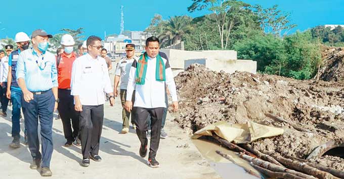 Bupati Pelalawan H Zukri didampingi Plt Kepala Dinas PUPR Pelalawan Joko Sutiardi meninjau pelaksanaan pelebaran Jalan Lingkar Pangkalankerinci yang dipersiapkan untuk rencana tukar guling dengan Jalan Lintas Timur Kota Pangkalankerinci, belum lama ini.