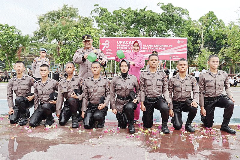 Kapolres Inhu AKBP Dody Wirawijaya SIK bersama Ketua Bhayangkari Cabang Polres Inhu Ny Lya Dody Wirawijaya menyiram air kembang kepada para Bintara Remaja, sebagai tradisi penyambutan, Senin (28/8/2023).