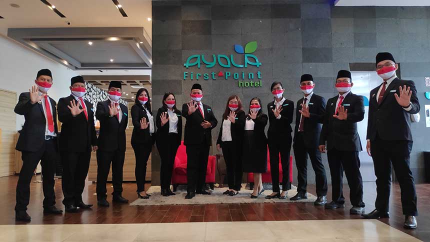 Jajaran manajemen Ayola First Point Hotel berfoto bersama dalam rangka memeriahkan HUT ke-5, Sabtu (25/9/2021).