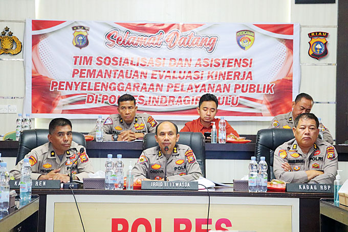 Irbid Itwasda Polda Riau AKBP Ordiva SIK (tengah) bersama tim didampingi Kabag Ren Polres Inhu Kompol Hendri (kiri) pada sosialisasi asistensi pemantauan serta evaluasi kinerja penyelenggara pelayanan publik di Mapolres Inhu, Jumat (5/5/2023).
