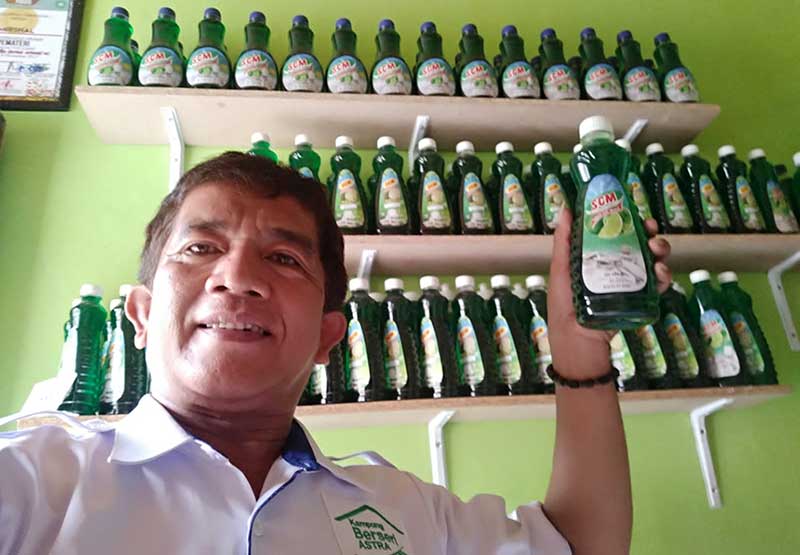 Owner SCM Mirshal menunjukkan produk SCM miliknya, yang ramah terhadap lingkungan dan lembut di tangan, Sabtu (29/1/2022).