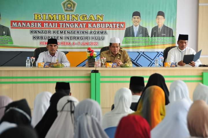 Kepala Kantor Kemenag Inhu, DR H Darwison MA (kiri) didampingi Asisten Pemerintahan dan Kesejahteraan Rakyat, H Syahruddin S.Sos pada bimbingan manasik haji, Senin (6/6/2022).