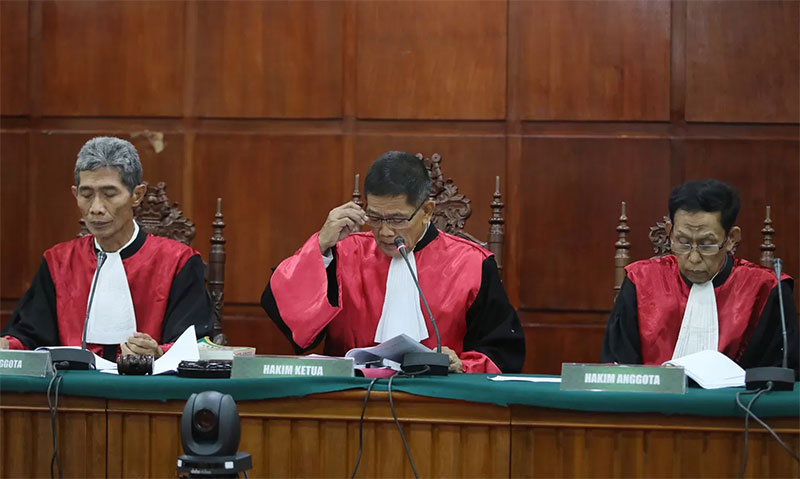 Hakim ketua Singgih Budi Prakoso (tengah) bersama empat hakim anggota membacakan vonis banding Ferdy Sambo di Pengadilan Tinggi DKI Jakarta, Rabu (12/4/2023).