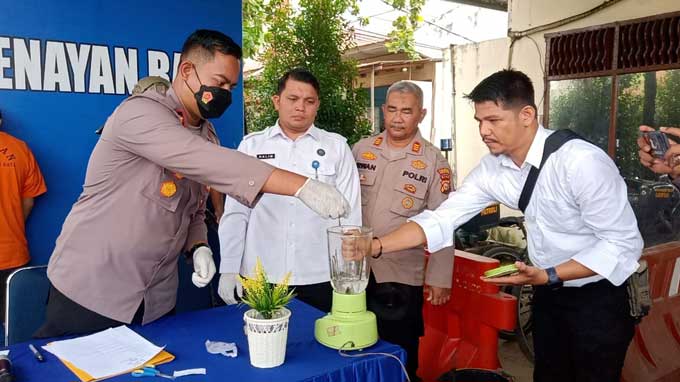 Kapolsek Tenayan Raya Kompol Bagus Harry Priyambodo melakukan pemusnahan barang bukti 50,70 gram sabu, Senin (13/3/2023).