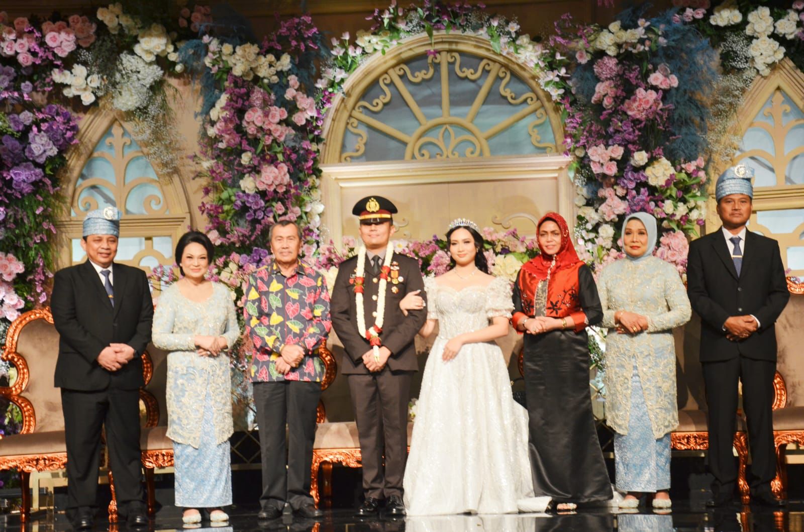 Ketua Umum PMRJ, Komjen Pol. Gatot Eddy Pramono memilih tanjak sebagai penutup kepalanya saat tasyakuran putrinya, Sabtu (11/3/2023) malam.