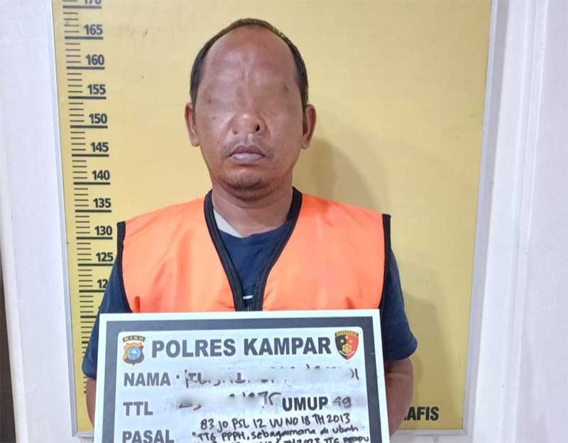KU (48) saat diamankan Polsek Kampar Kiri, Polres Kampar, Jumat (24/11/2023).