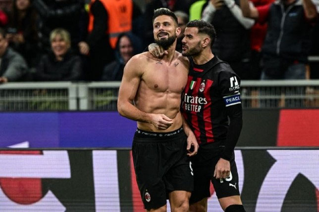 Striker AC Milan Olivier Giroud (kiri) bersama bek Theo Hernandez setelah gol kedua Milan melawan Spezia dalam pertandingan Liga Italia di Stadion San Siro, Milan.