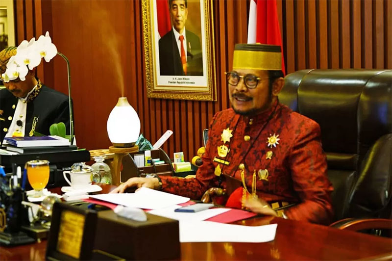 Menteri Pertanian Syahrul Yasin Limpo dengan memakai baju adat Makassar.