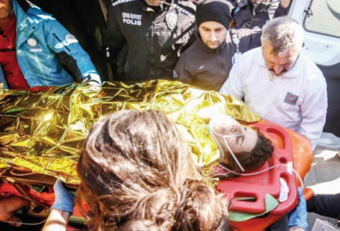 Tim penyelamat sedang mengevakuasi Samir Muhammed Accar, setelah 12 hari tertimbun reruntuhan rumahnya, Sabtu (18/2/2023).