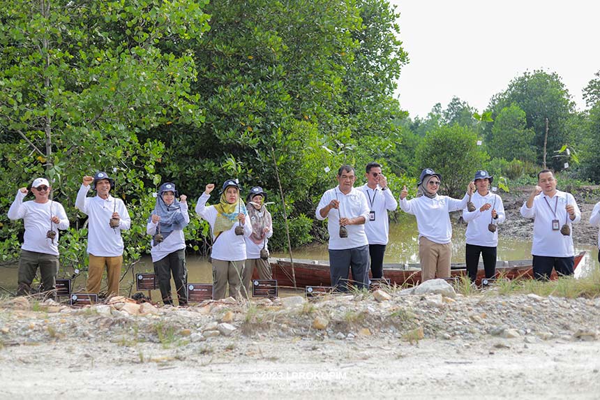 Jajaran Polres Kepulauan Meranti dan masyarakat saat menanam bibit mangrove di Pantai Dorak, Kecamatan Tebingtinggi.
