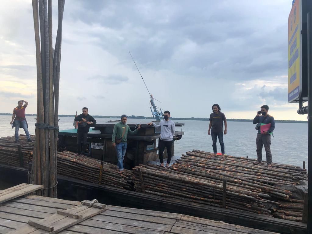 Satreskrim Polres Meranti amankan ribuan kayu bakau yang akan diselundupkan ke negara tetangga Malaysia.