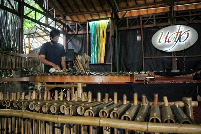 Pekerja membersihkan alat musik di Saung Angklung Udjo, beberapa waktu lalu.
