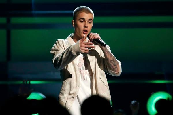 JUSTIN BIEBER