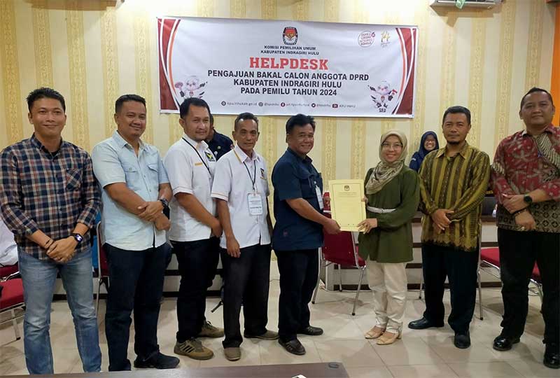 Ketua KPU Inhu, Yenni Mairida SE MM menyerahkan berkas tanda diterima pengajuan nama bacaleg kepada pengurus Partai Garuda, Selasa (16/5/2023)