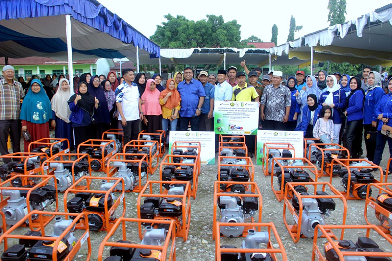 Anggota DPR RI, Muhammad Nasir foto bersama dengan masyarakat di Desa Sungai Sirih, Kecamatan Singingi, Rabu (20/12/2023) sore.