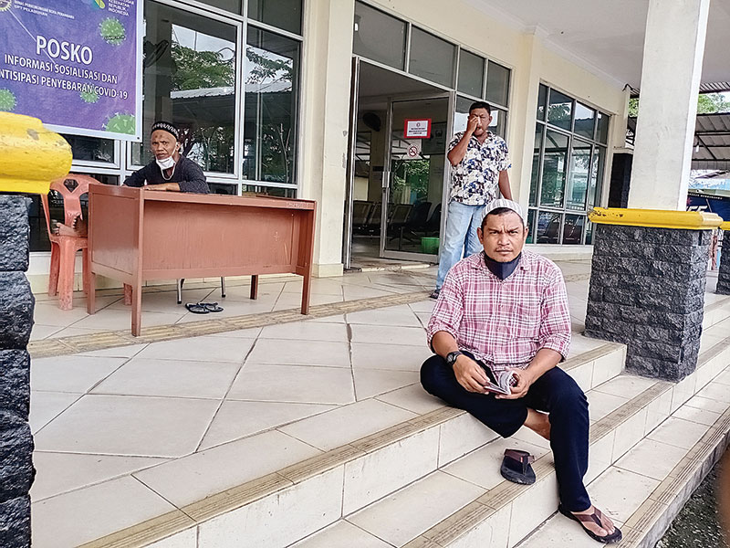 Buruh angkut di Pelabuhan Sungai Duku Robby Gunawan (kanan) dan Budi (kiri) saat menceritakan dirinya dirumahkan, Kamis (30/4/2020). (SOFIAH/RIAUPOS.CO)