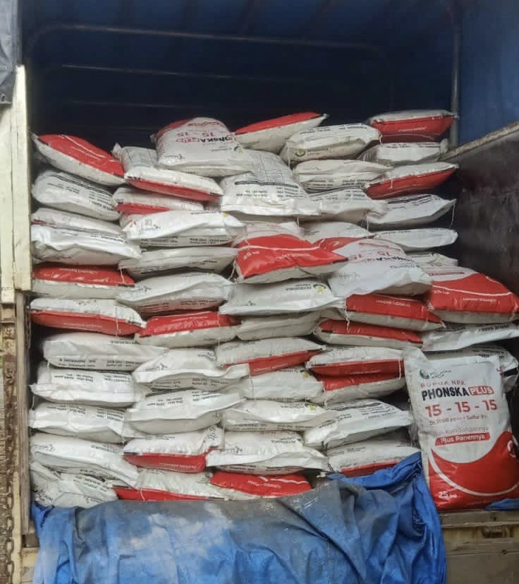 Ratusan sak pupuk di Pe-Mart yang siap didistribusikan kepada petani. Penggunaan pupuk yang tepat sasaran akan meningkatkan hasil produksi petani.