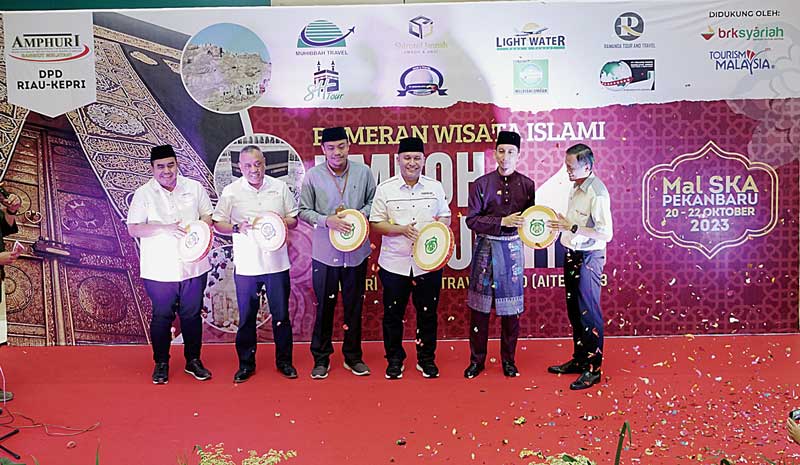 Penabuhan kompang tanda dibukanya Amphuri Islamic Expo 2023 yang merupakan Pameran Wisata Islami Umrah dan Haji yang berlangsung hingga 22 Oktober di Atrium Kampar yang digelar oleh  DPD Amphuri Riau Kepri, Pekanbaru, Jumat (20/10/2023).